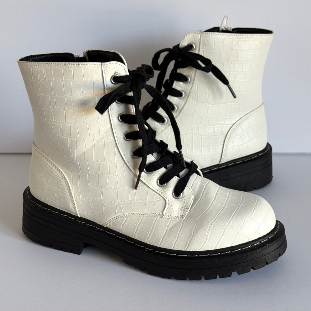 True Craft Combat Boots White Crocodile Embossed Size 8.5